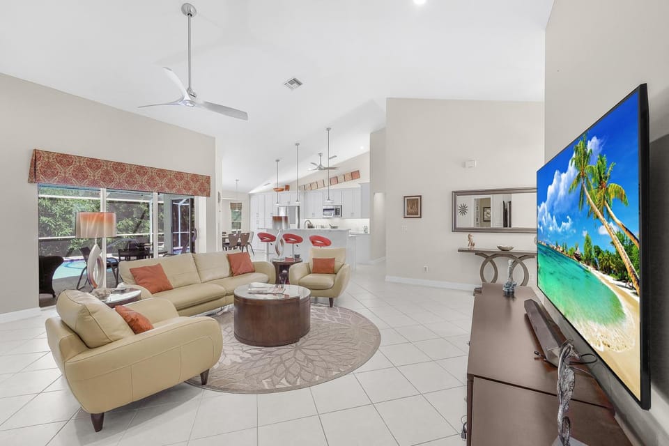 Home with heated pool and steps to beach/food/fun House in Marco Island