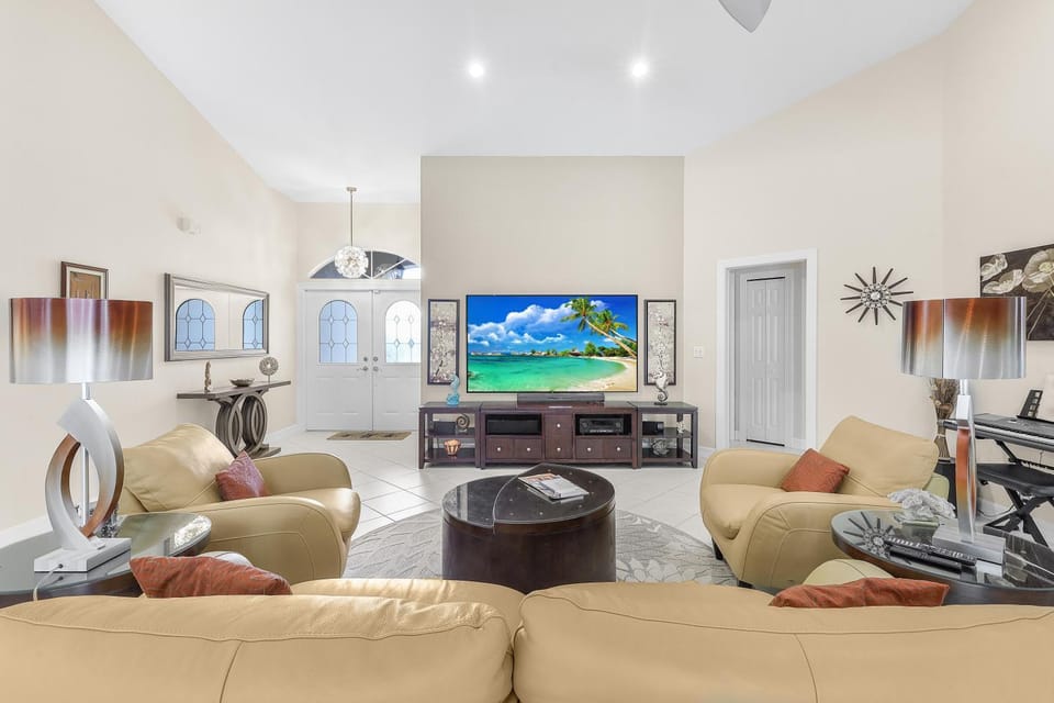 Home with heated pool and steps to beach/food/fun House in Marco Island