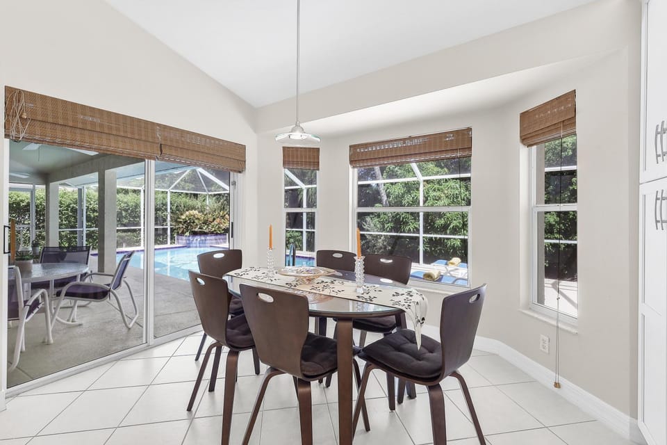 Home with heated pool and steps to beach/food/fun House in Marco Island