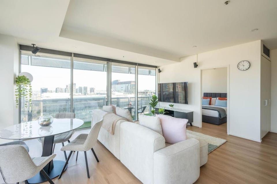 Day, TV and multimedia, View (from property/room), Living room, Decorative detail, Seating area, Dining area, Evening entertainment
