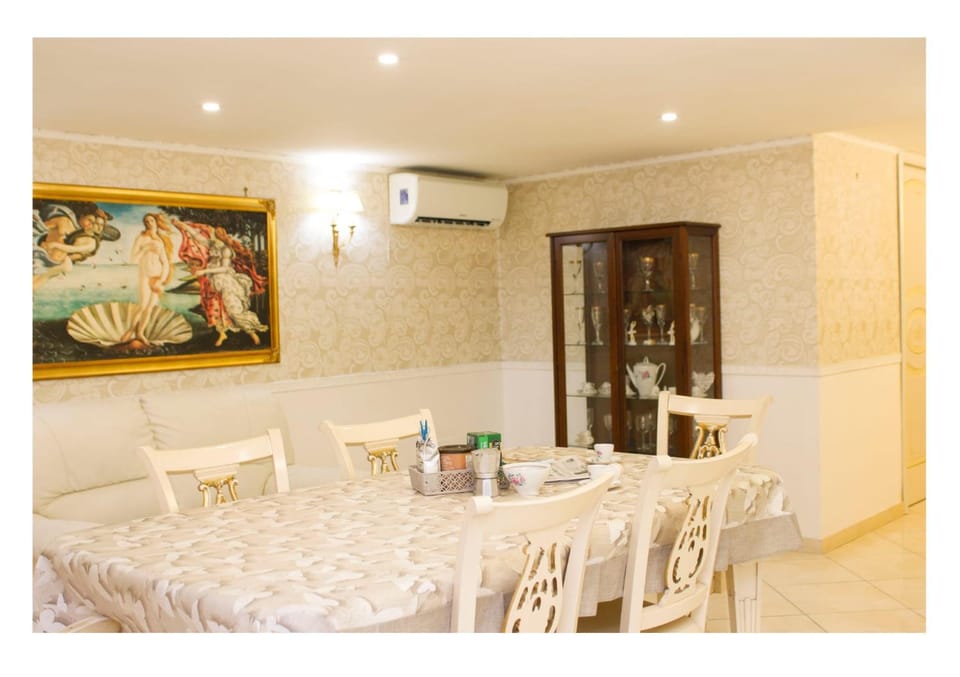 Communal lounge/ TV room, TV and multimedia, Balcony/Terrace, Balcony/Terrace, Living room, Seating area, Dining area, Communal kitchen, kitchen, kitchen, air conditioner