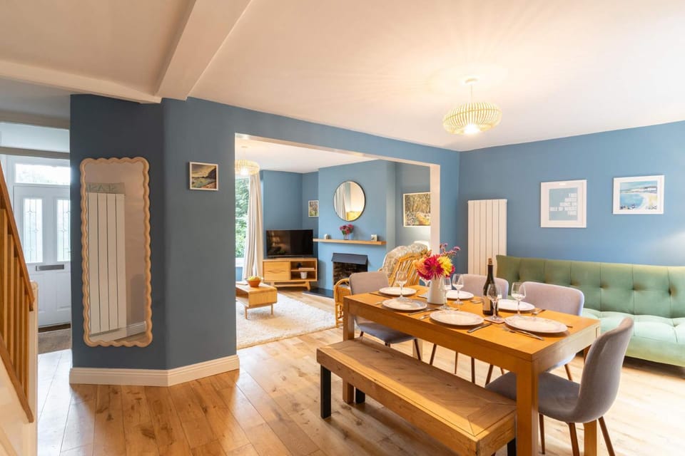 TV and multimedia, Living room, Seating area, Dining area