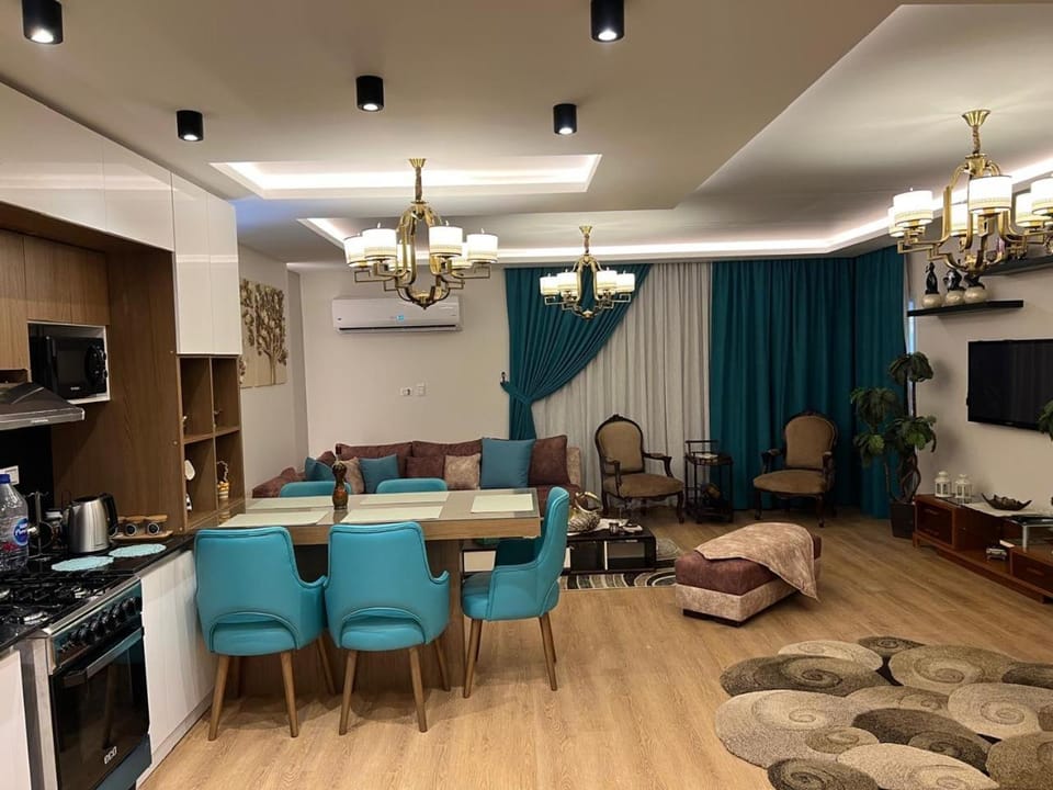 Communal lounge/ TV room, TV and multimedia, Coffee/tea facilities, Kitchen or kitchenette, Living room, Dining area, oven