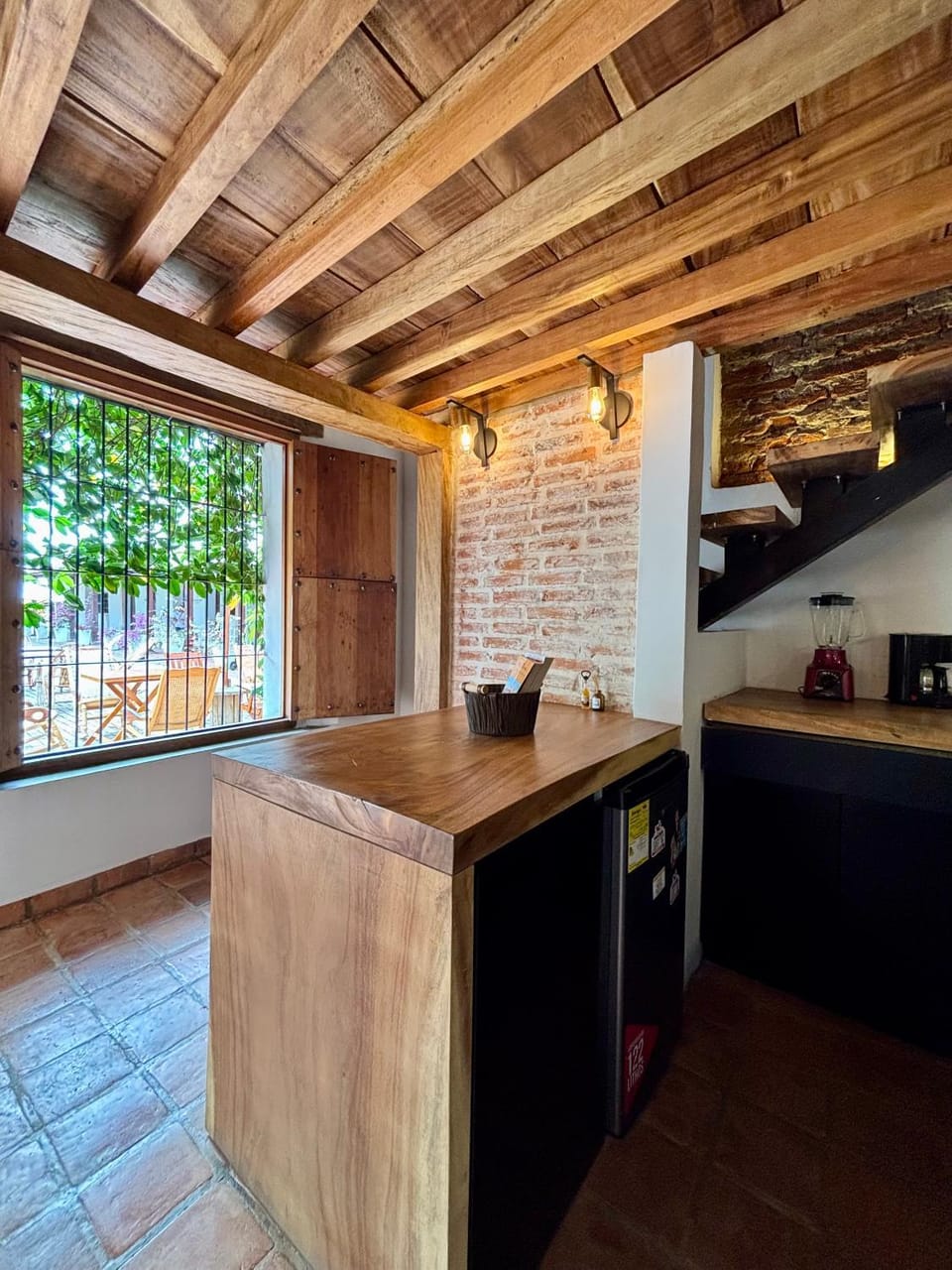 Kitchen or kitchenette, minibar