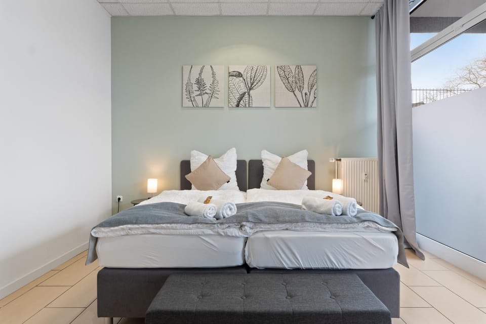 Bed, Photo of the whole room, Bedroom, towels