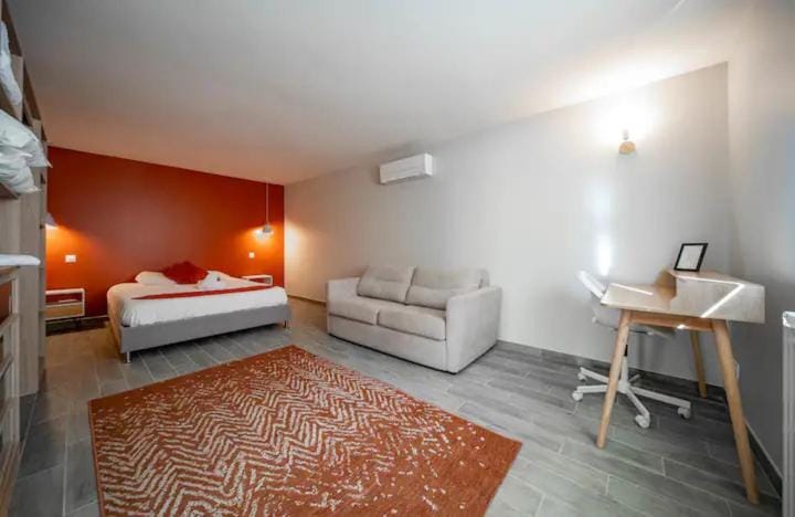 Photo of the whole room, Bedroom