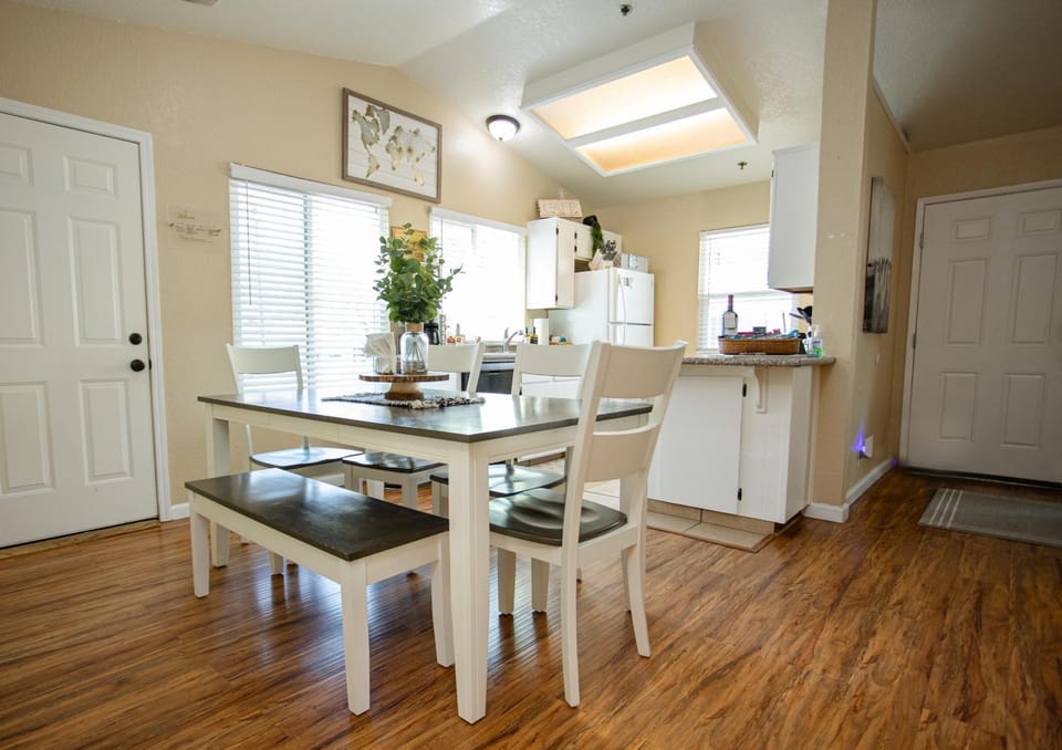 Kitchen or kitchenette, Dining area, Dinner
