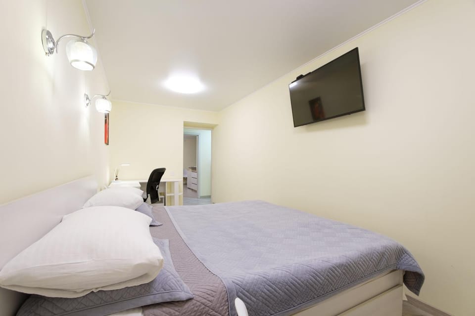 Bed, TV and multimedia, Bedroom