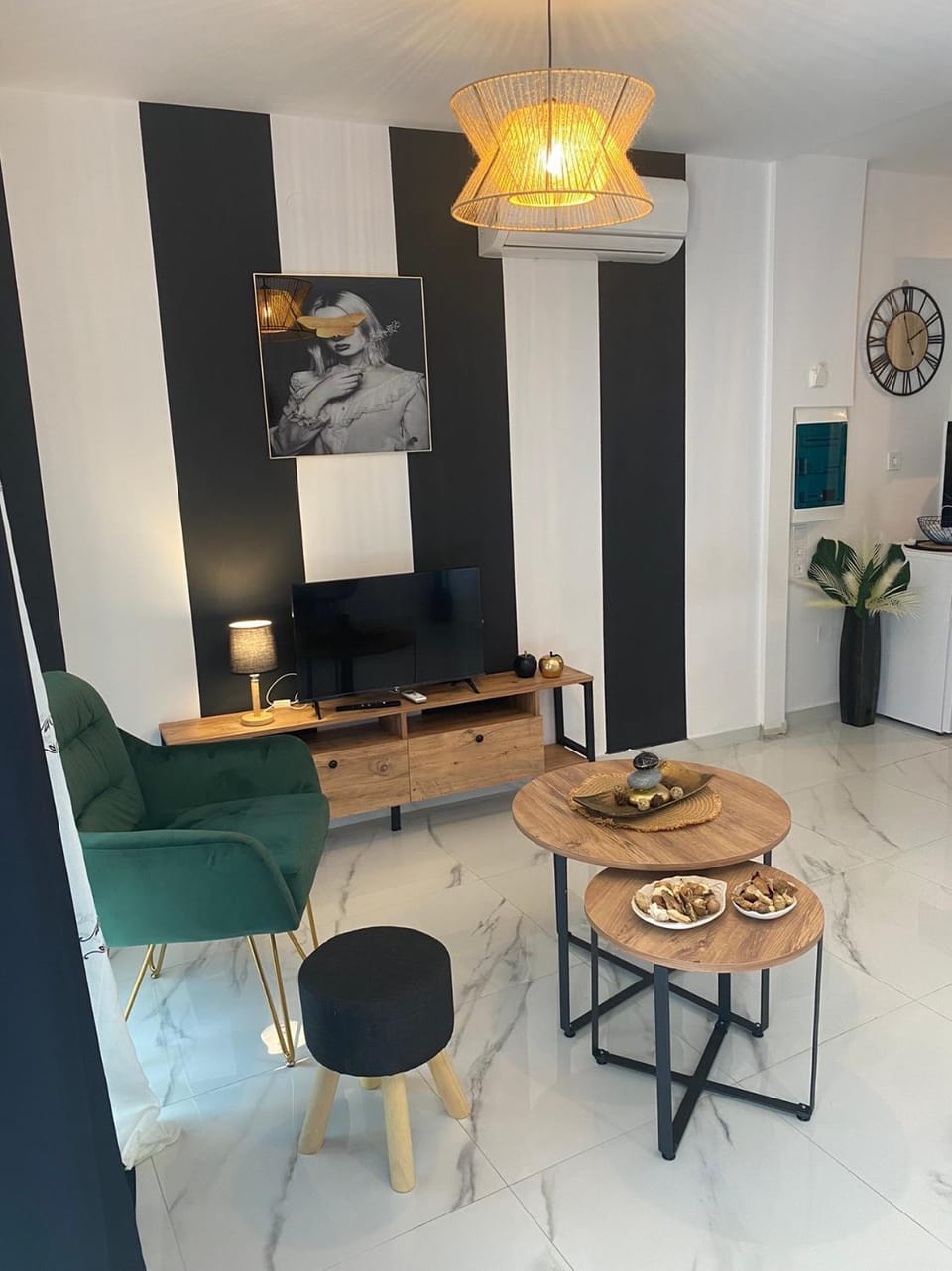 TV and multimedia, Living room, Seating area, Dining area
