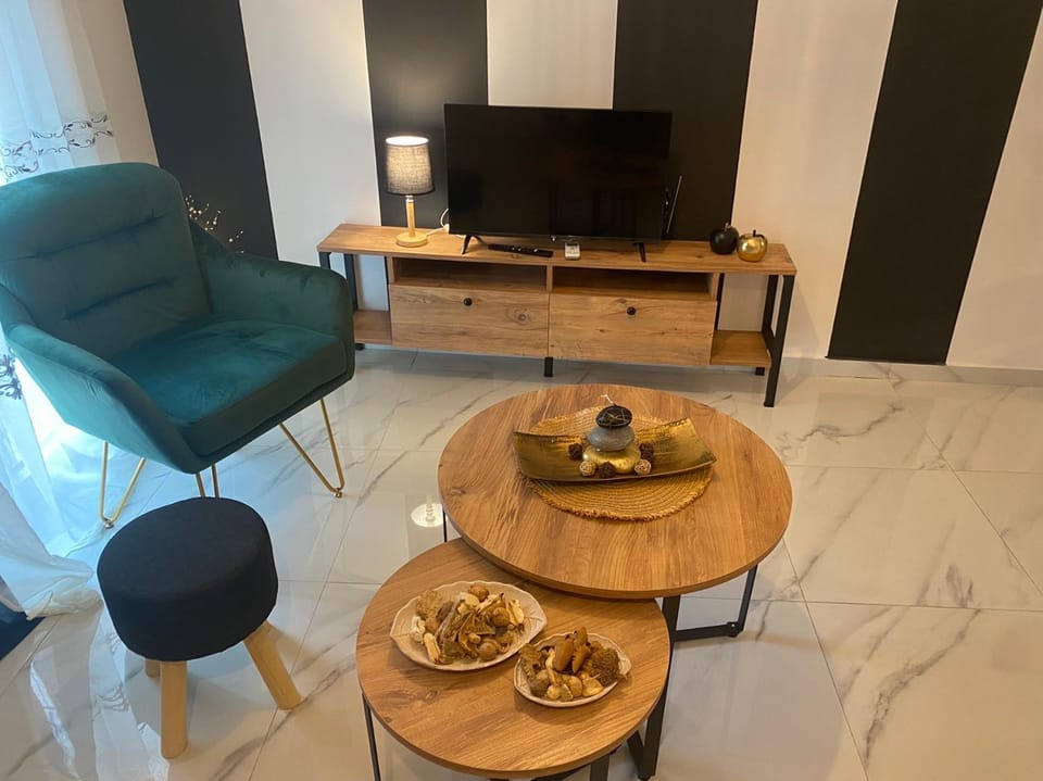 TV and multimedia, Living room, Seating area, Dining area, Food