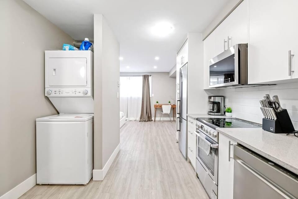 Modern Studio Unit - Close to DT Apartment in Edmonton