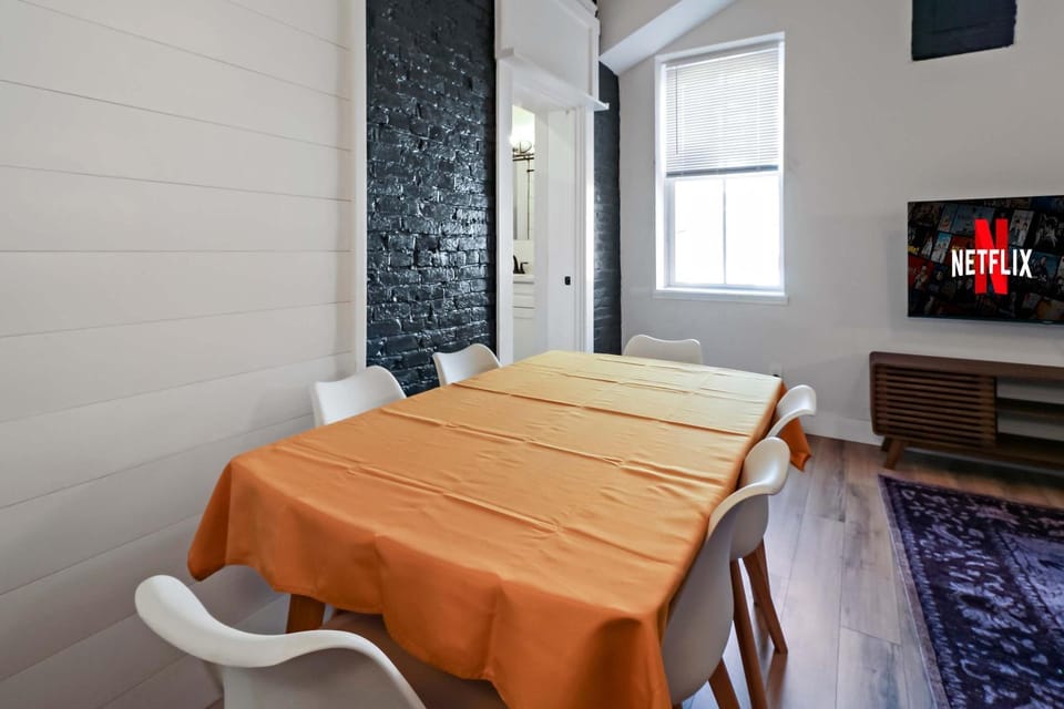 TV and multimedia, Seating area, Dining area