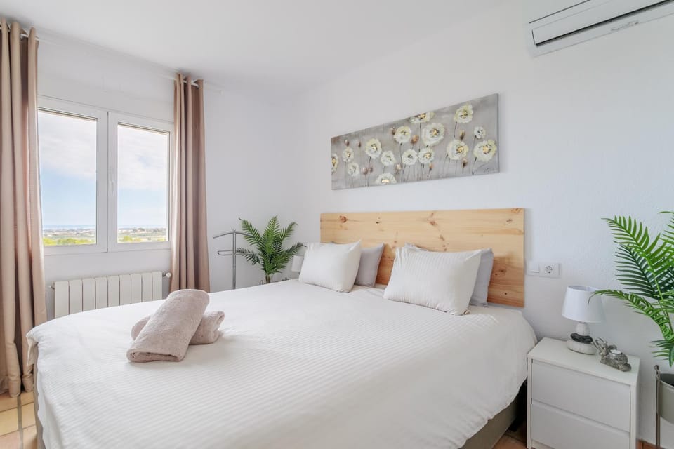 Bed, Photo of the whole room, Bedroom, air conditioner