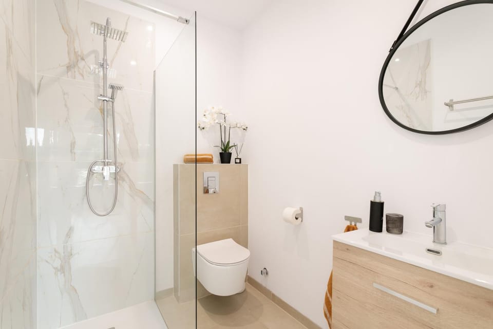 Shower, Toilet, Bathroom, towels