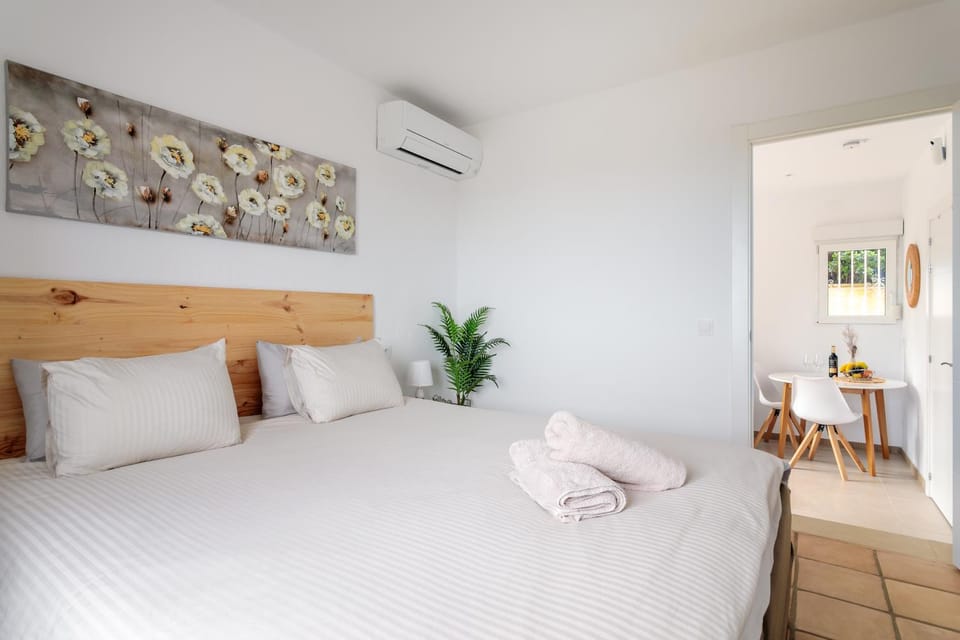 Bed, Bedroom, towels, air conditioner