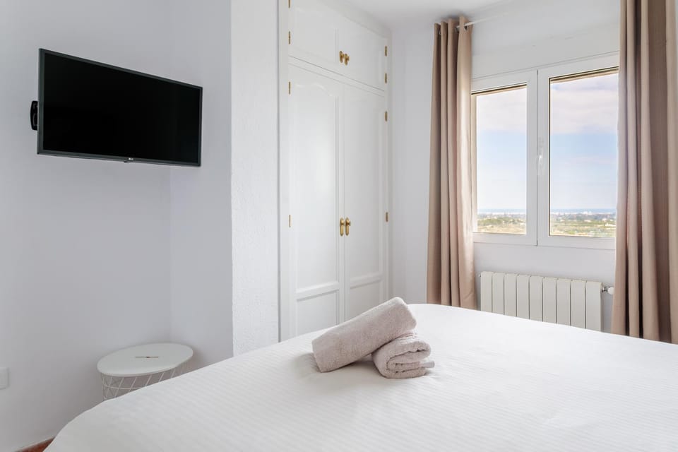 Bed, TV and multimedia, Photo of the whole room, Bedroom, towels