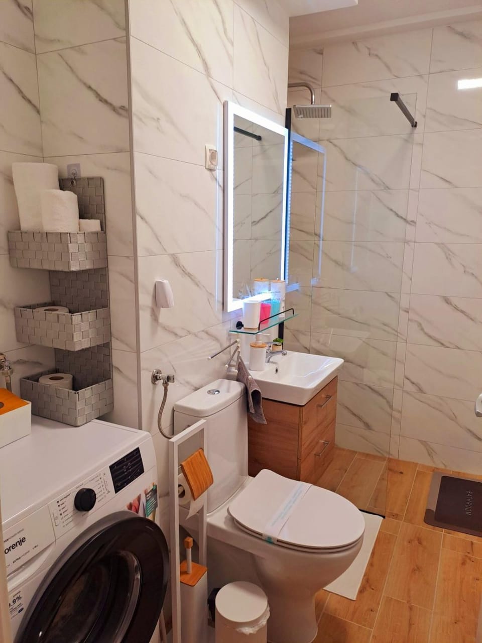 Shower, Toilet, Bathroom, towels, washing machine