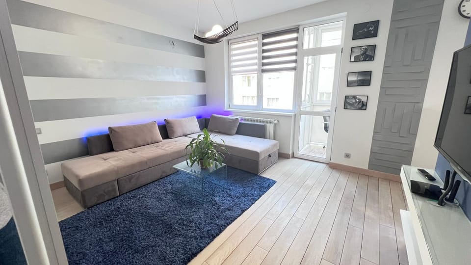 Photo of the whole room, Seating area