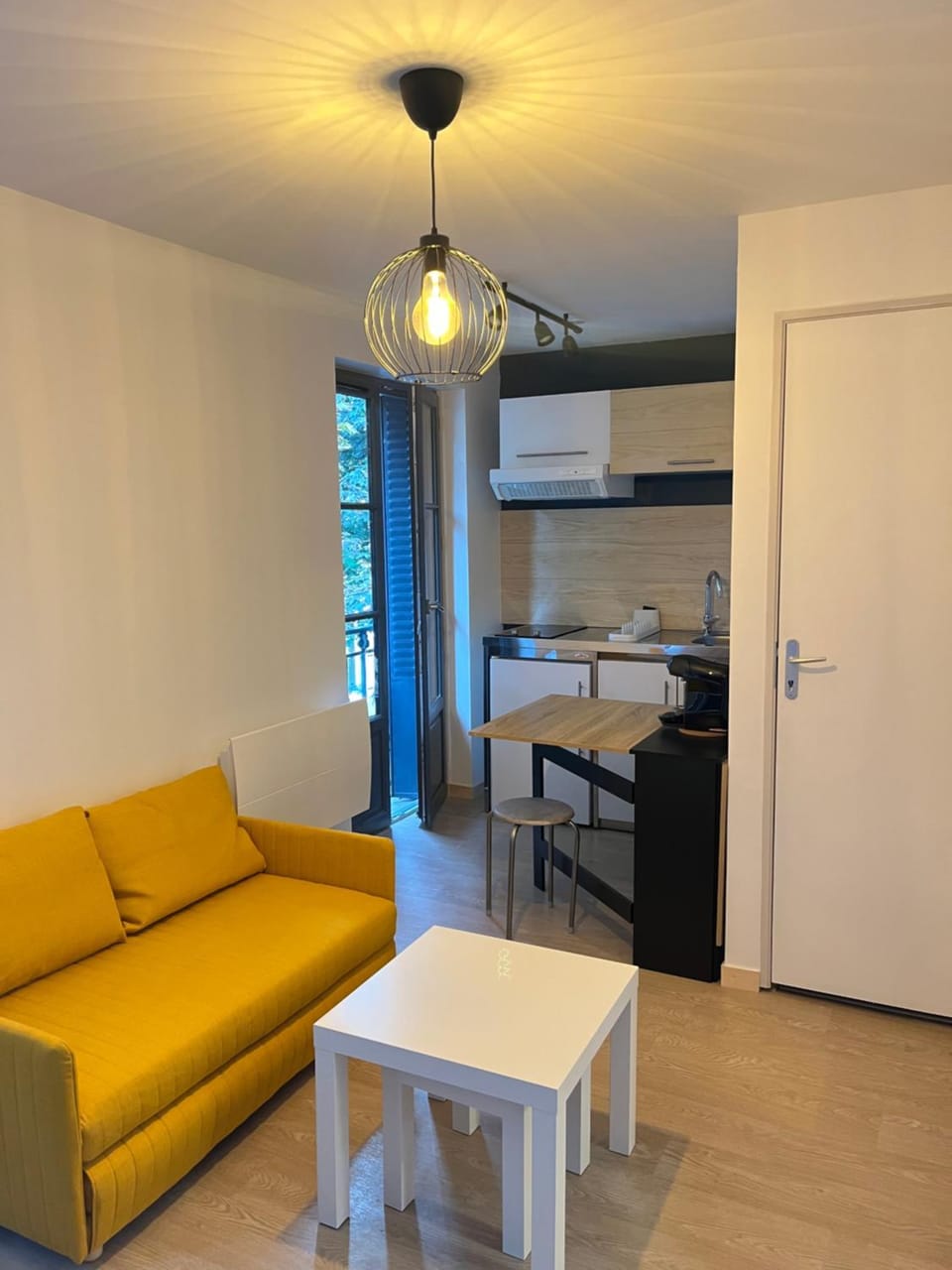 Kitchen or kitchenette, Living room, Seating area, Dining area