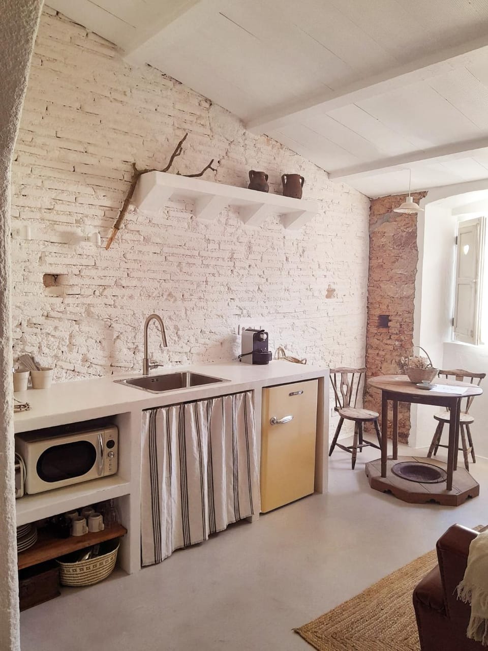 Coffee/tea facilities, Kitchen or kitchenette, Dining area, oven, stove, toaster