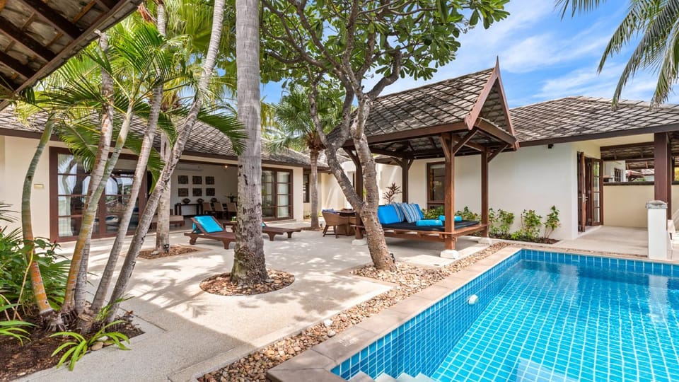 Patio, Day, Swimming pool, sunbed