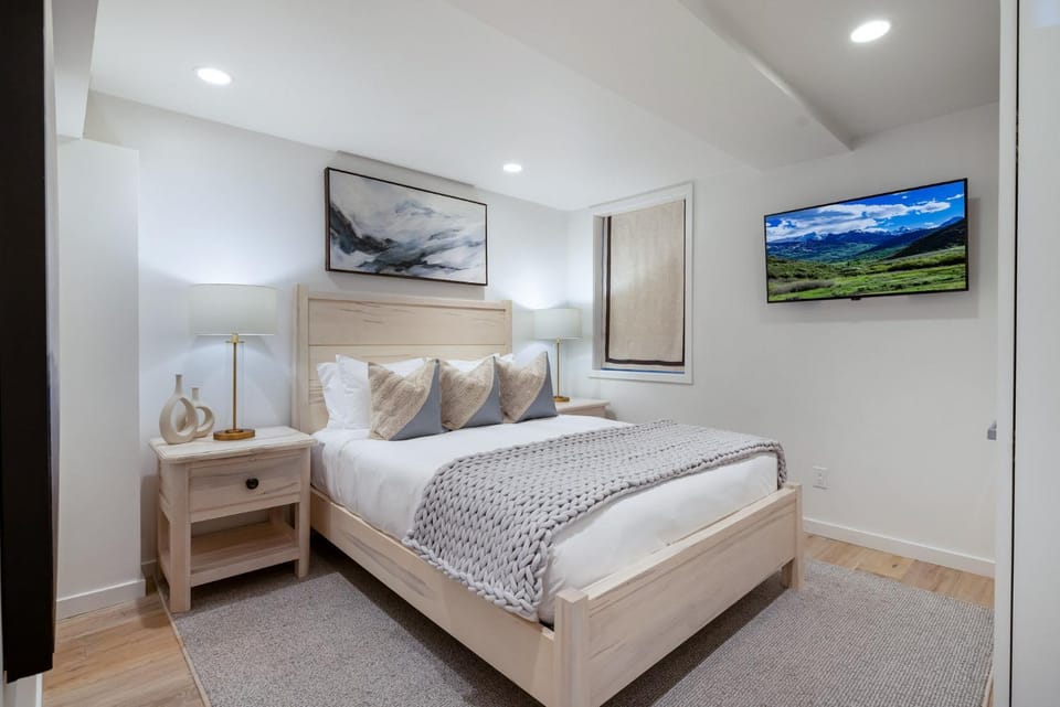 Renovated Core 2BR 2BA with AC, Pool & Hot-tub Apartment in Aspen