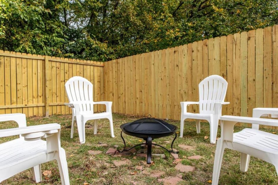 90s Crib -2bed 1bath, Funky Vibe, Central Location House in Murfreesboro