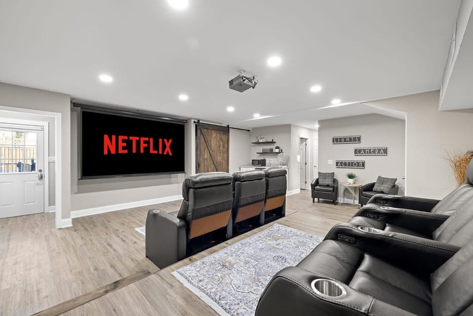 Communal lounge/ TV room, TV and multimedia, Living room, Seating area, Evening entertainment