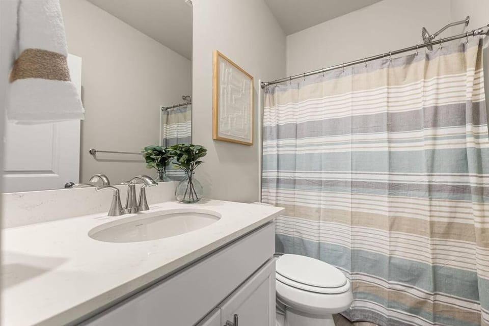 Shower, Toilet, Bathroom, towels