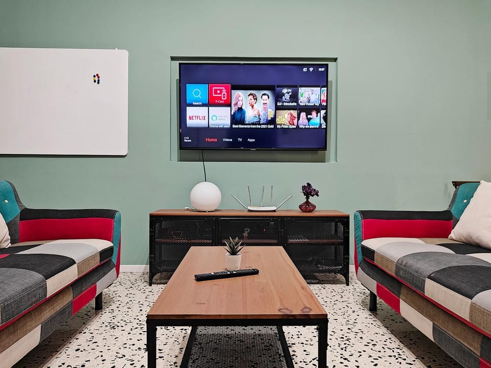 Communal lounge/ TV room, TV and multimedia, Living room, Seating area, Evening entertainment