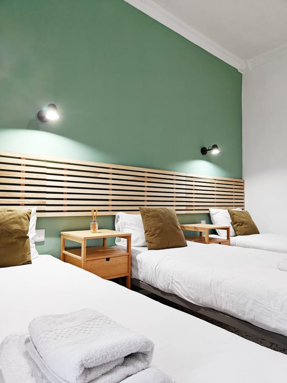 Bed, Bedroom, towels