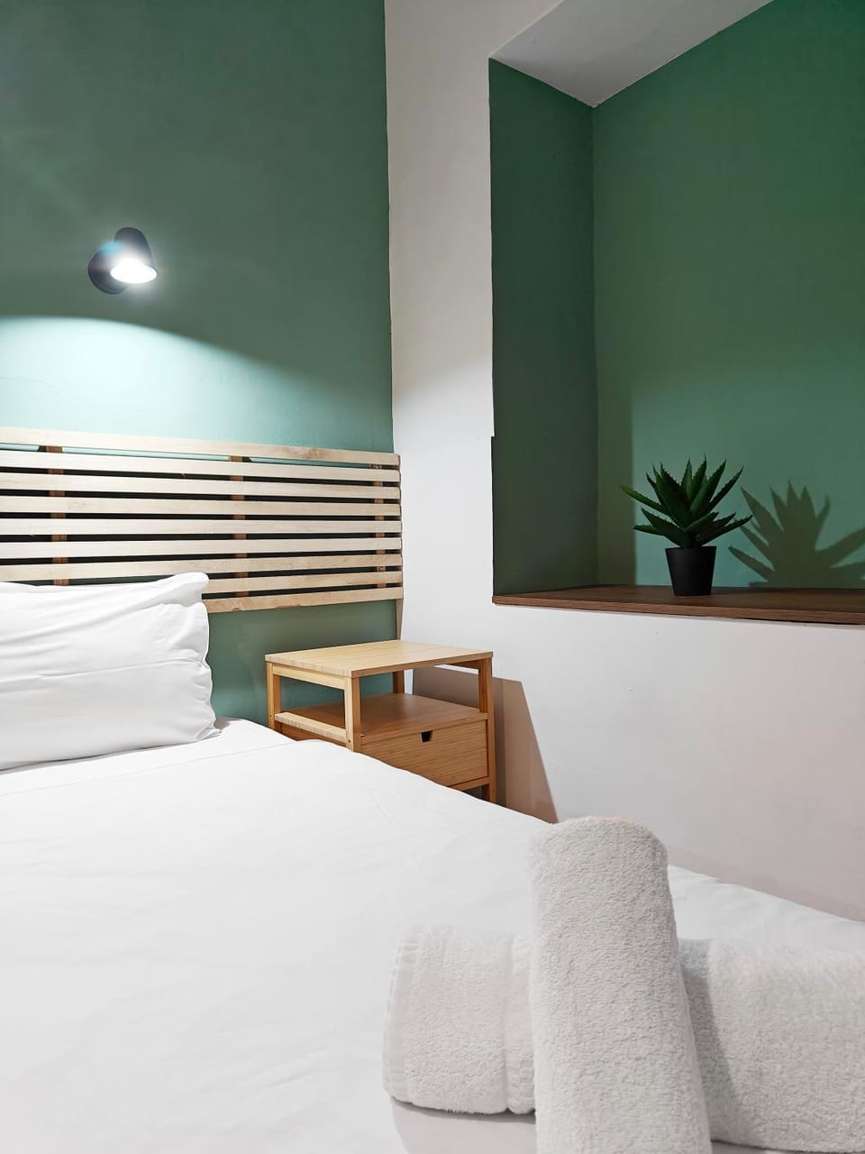 Bed, Bedroom, towels