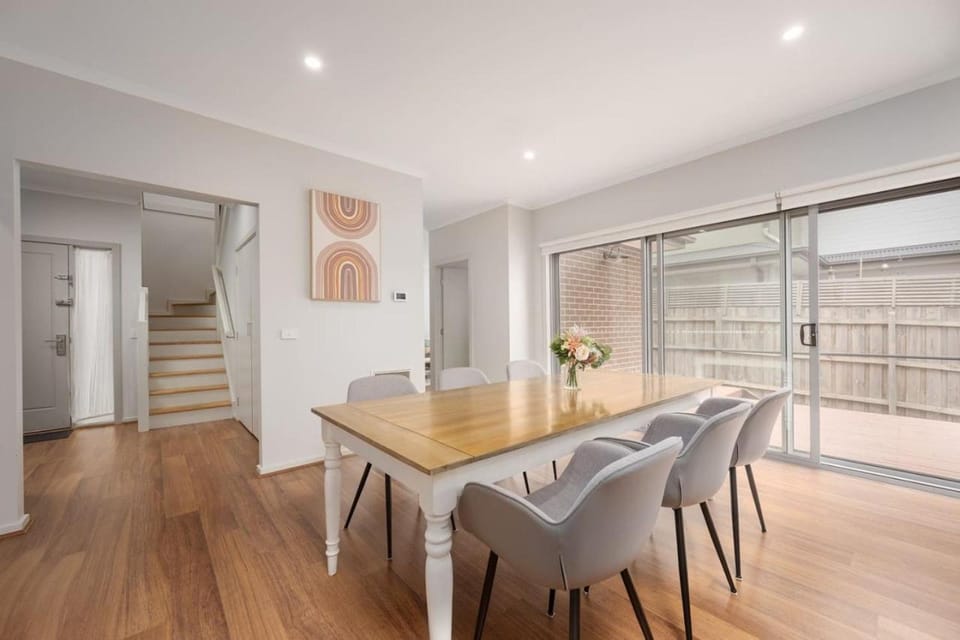 Charming Modern Mountain View Townhouse House in Ferntree Gully