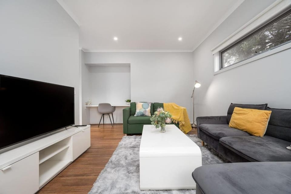 Charming Modern Mountain View Townhouse House in Ferntree Gully