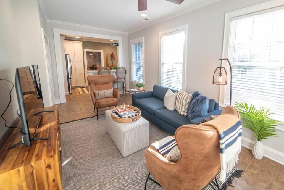 Elizabeth Bungalow, Fenced Yard, Fireplaces, Grill House in Charlotte