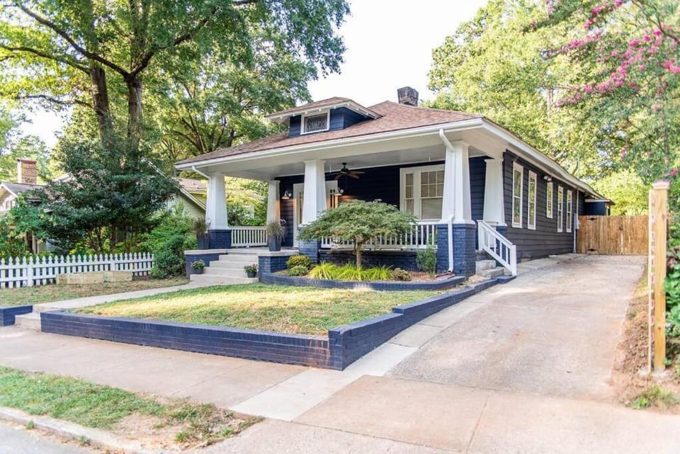 Elizabeth Bungalow, Fenced Yard, Fireplaces, Grill House in Charlotte