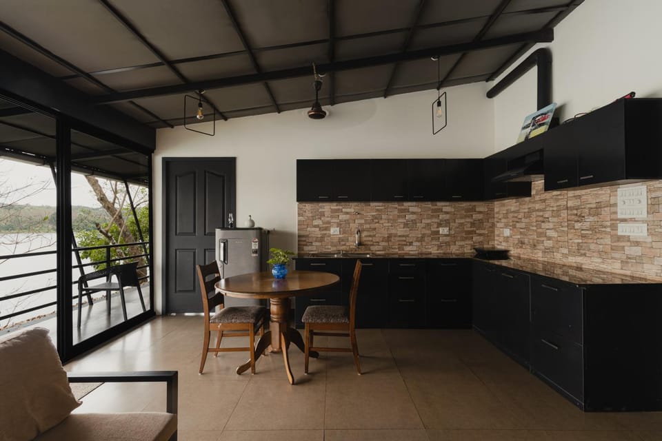 Kitchen or kitchenette, Living room, Seating area, Dining area