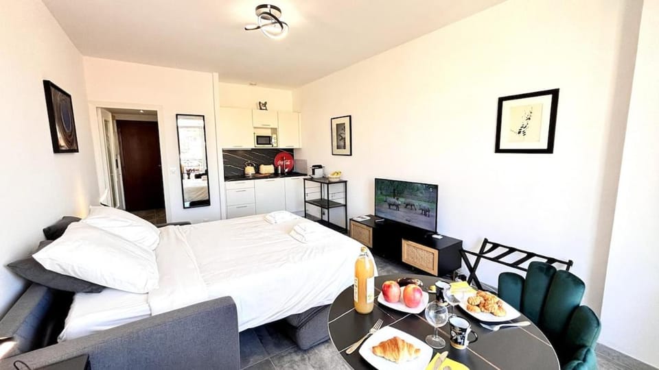 Bed, TV and multimedia, Kitchen or kitchenette, Seating area, Bedroom