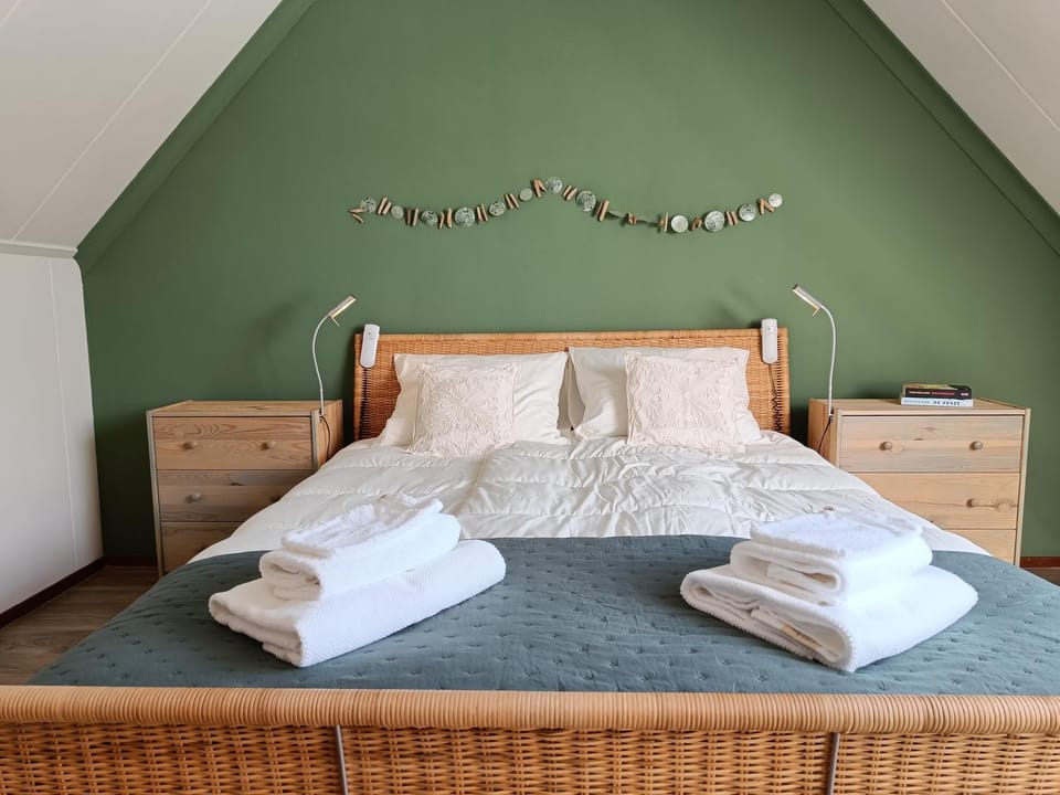 Bed, Bedroom, towels