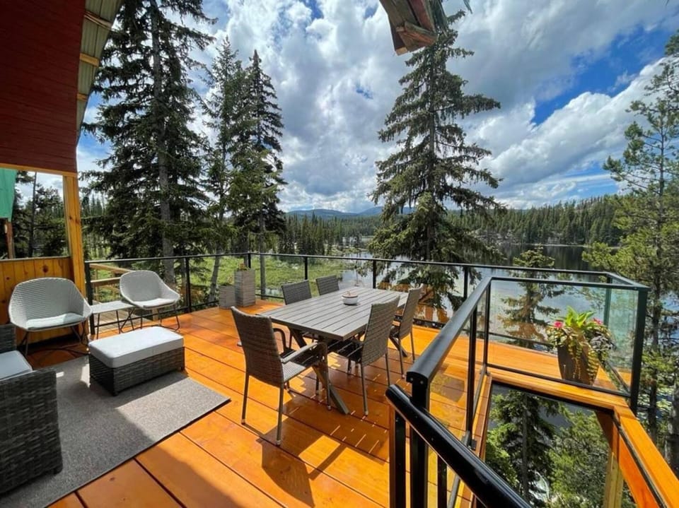 Idabel Lake Getaway near Kelowna & Big White House in British Columbia