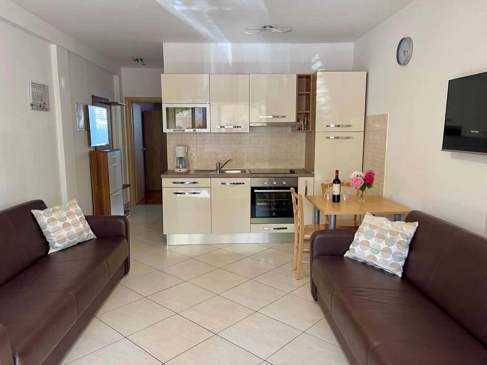 Kitchen or kitchenette, Living room, Seating area, Dining area, oven, stove