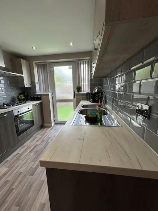 Spacious 5 Bed In Hull - Sleeps 10! House in Hull
