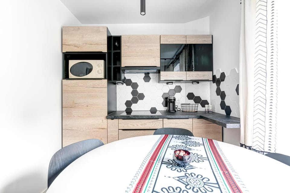 Kitchen or kitchenette, microwave, stove