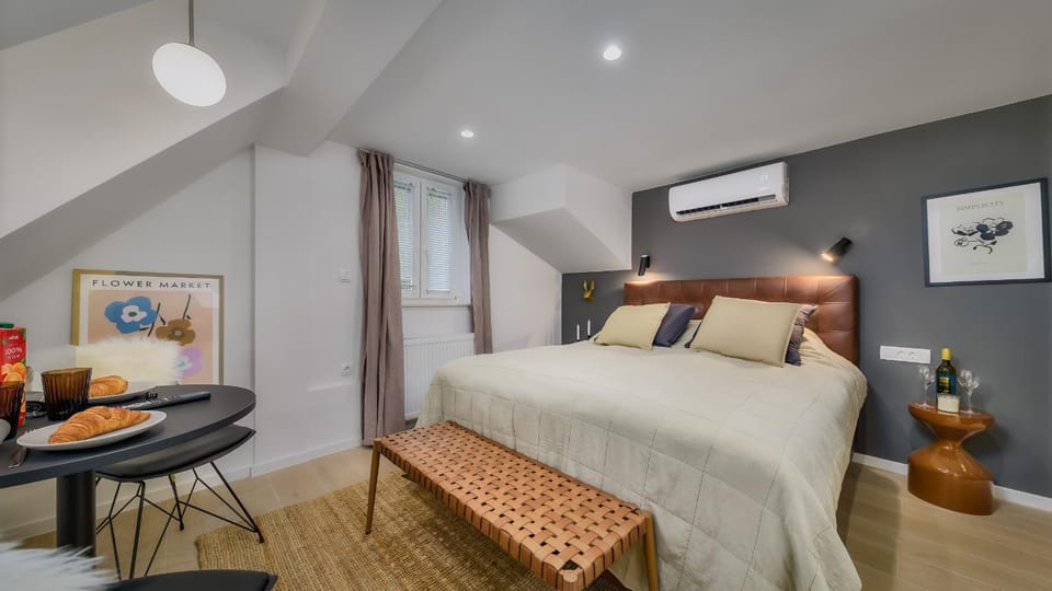 Bed, Seating area, Bedroom, air conditioner