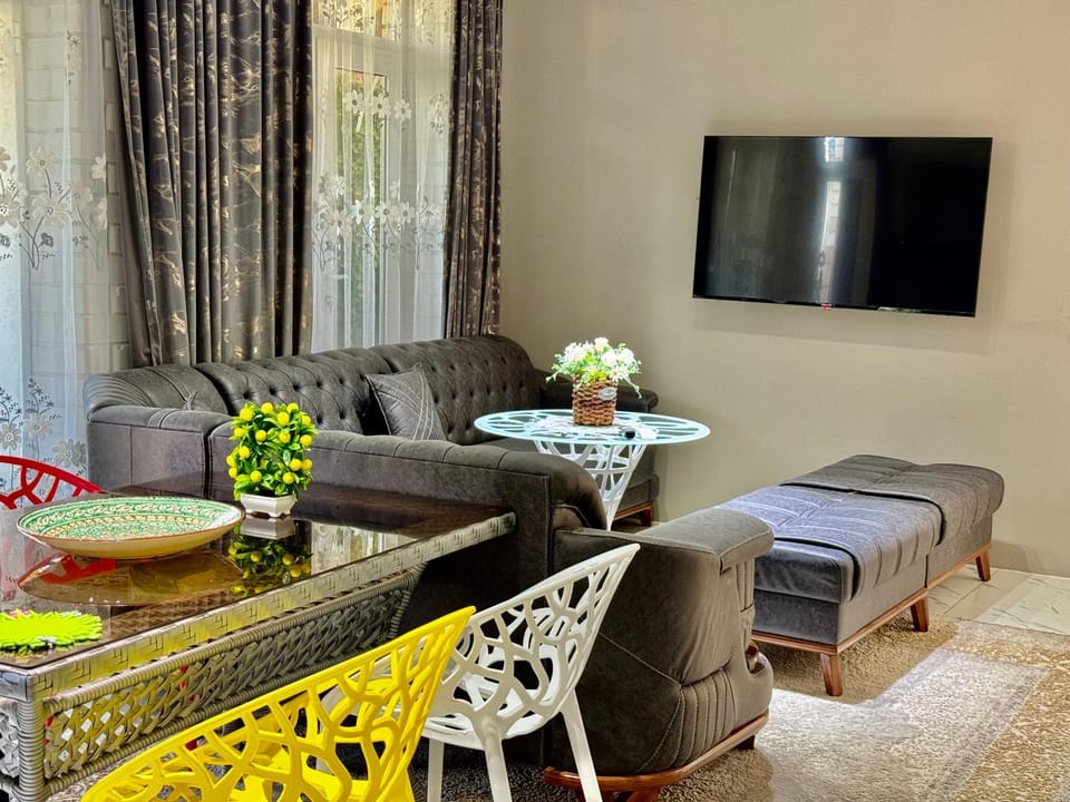 TV and multimedia, Living room, Seating area, Dining area