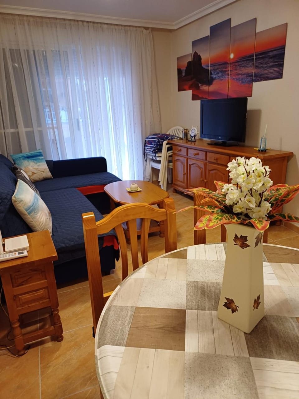 TV and multimedia, Living room, Seating area, Dining area