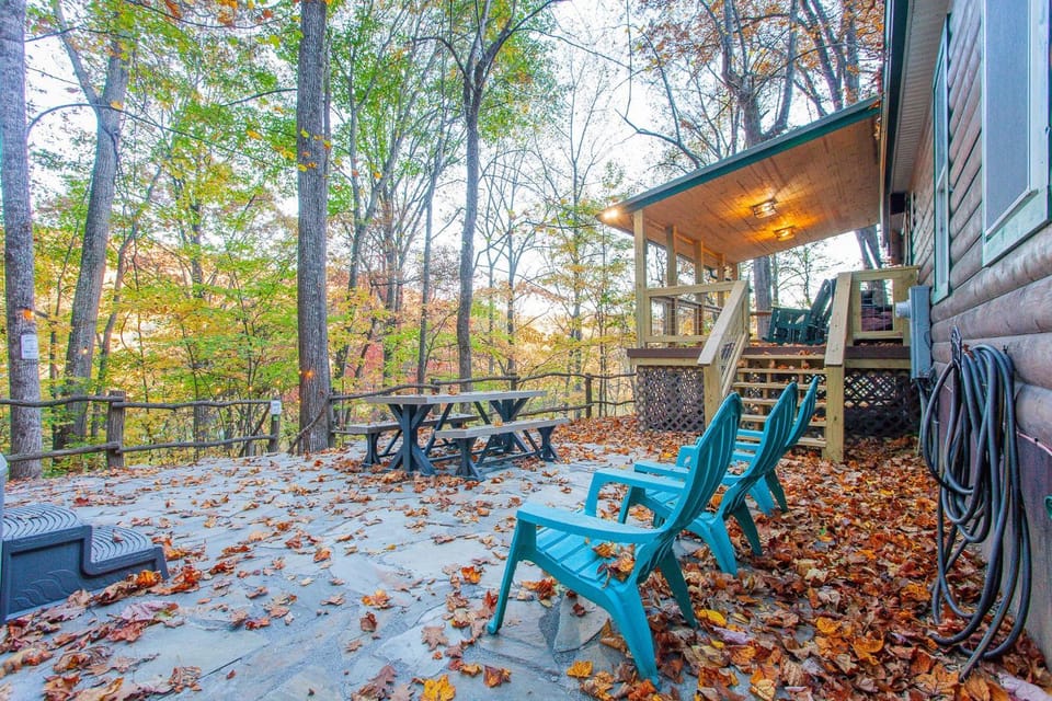 Treetops Retreat House in Swain County