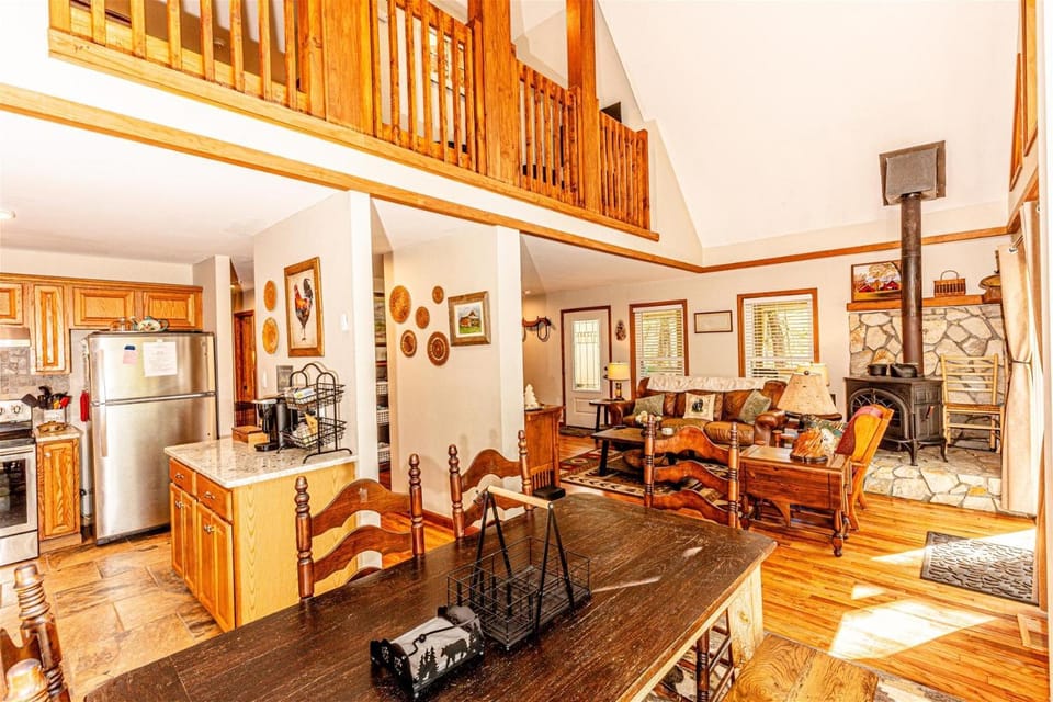 Treetops Retreat House in Swain County