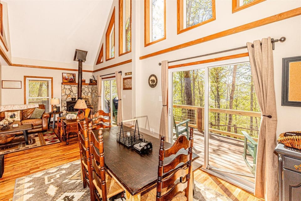 Treetops Retreat House in Swain County