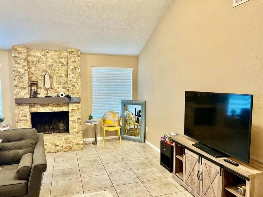 Communal lounge/ TV room, TV and multimedia, Living room, Seating area, Evening entertainment